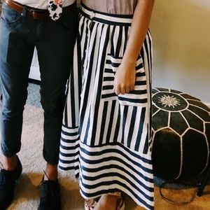 Grey & white striped skirt WITH POCKETS!! Lightly worn, women’s size 4-8